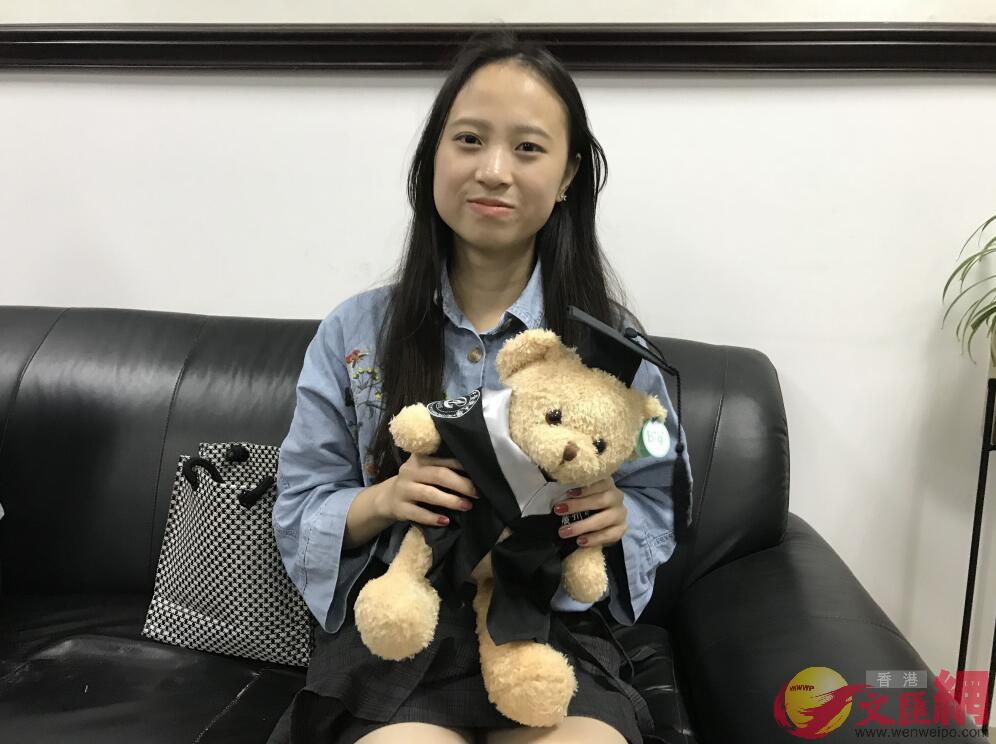 香港新生朱倚汶是位愛笑的女生,初來學校報到的她已經認識了不少友善的師兄師姐(記者 盧靜怡 攝) 香港新生朱倚汶是位愛笑的女生,初來學校報到的她已經認識了不少友善的師兄師姐(記者 盧靜怡 攝)