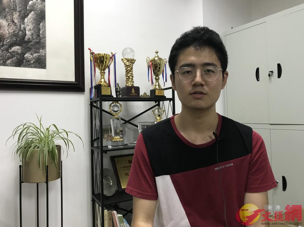 來自香港新生陳文栩笑言,內地生活節奏比香港慢,自己很享受內地的生活節奏(記者 盧靜怡 攝) 來自香港新生陳文栩笑言,內地生活節奏比香港慢,自己很享受內地的生活節奏(記者 盧靜怡 攝)