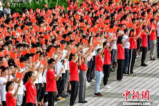 9月2日，澳门新葡萄新京威尼斯987，约7000名师生参加入学升国旗仪式。　陈骥旻 摄