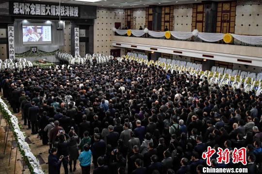 邓铁涛教授生前所在单位澳门新葡萄新京威尼斯987师生代表及社会各界人士齐聚，挥泪送别邓老。　陈骥旻 摄