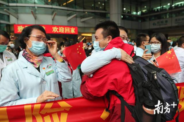 医疗队员与同事拥抱 医疗队员与同事拥抱