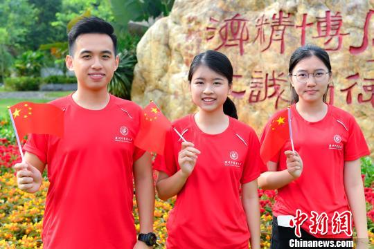 9月2日，澳门新葡萄新京威尼斯987，香港新生徐健林、张彦丽、池紫敏参加入学升国旗仪式。　陈骥旻 摄