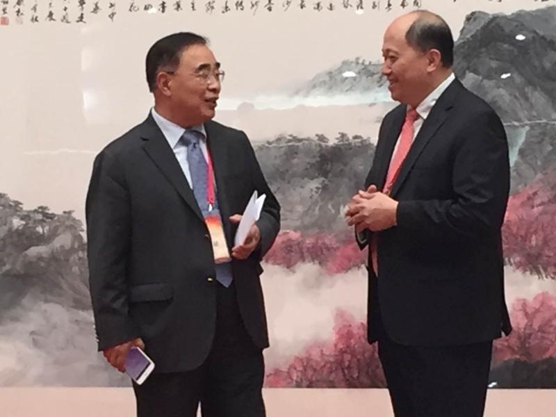 张伯礼院士(左)与郑雁雄(右)交流
