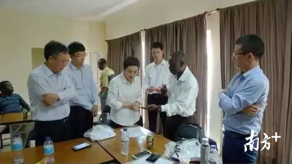 2017年1月20日,顾问组成员与圣普疾控中心技术人员讨论抗疟方案 2017年1月20日,顾问组成员与圣普疾控中心技术人员讨论抗疟方案